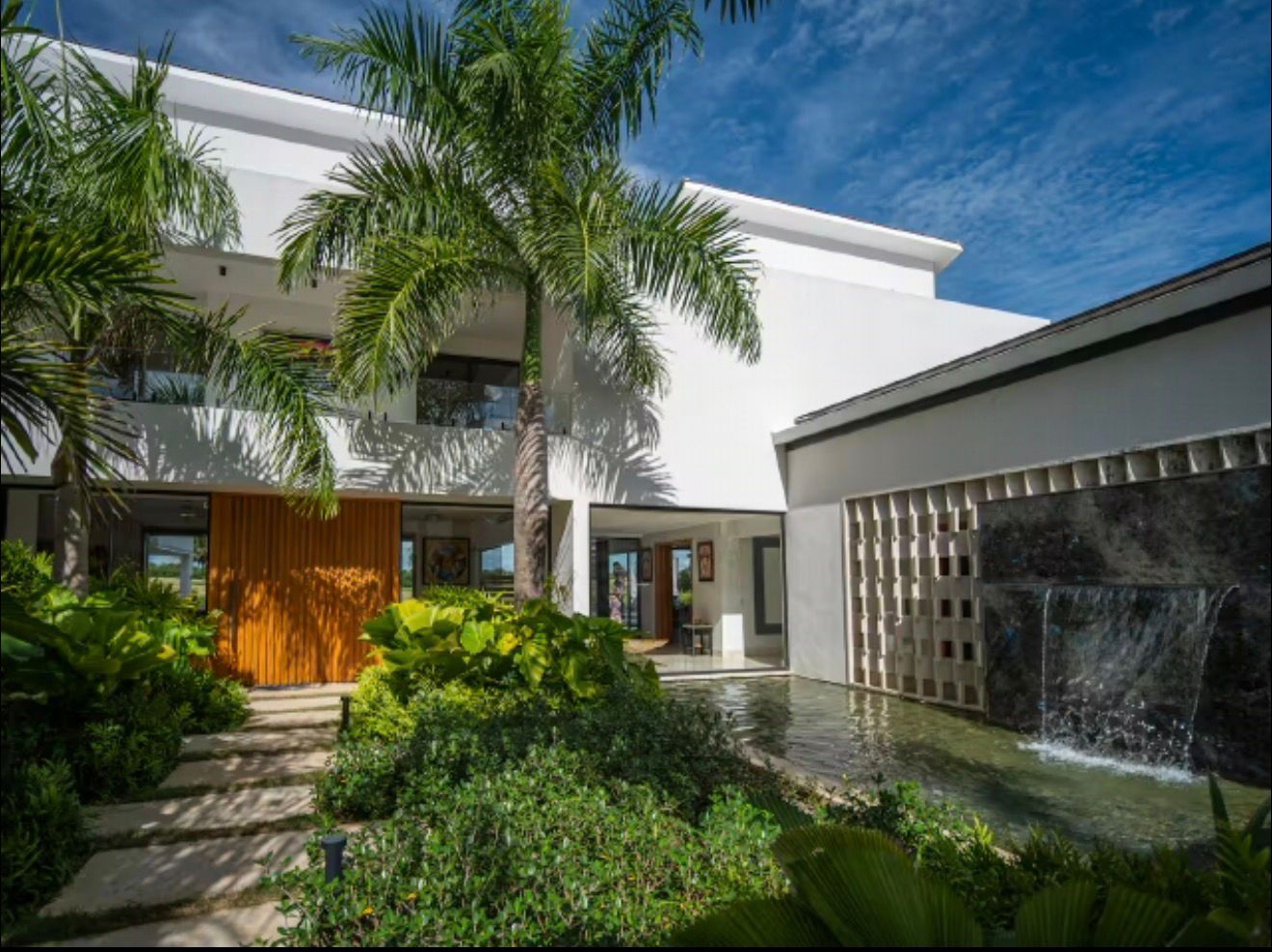 Entry courtyard with waterfall wall at 5BR Vista Lagos 16