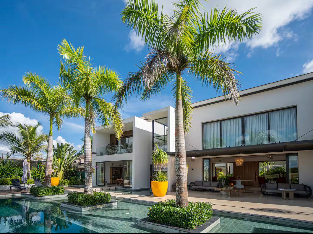 Pool terrace with palm islands at 5BR Vista Lagos 16
