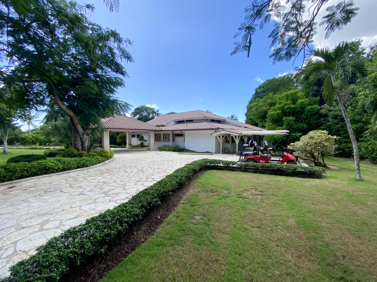 Arrival driveway and grounds at Cajuiles 41 Estate