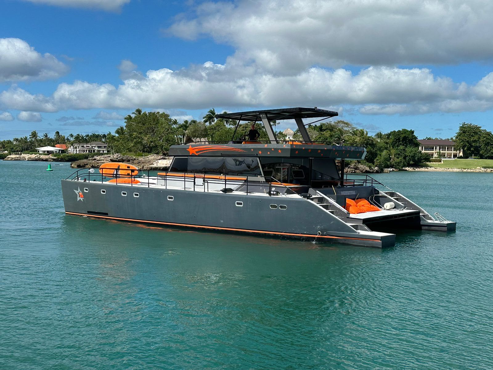 Two-level catamaran exterior