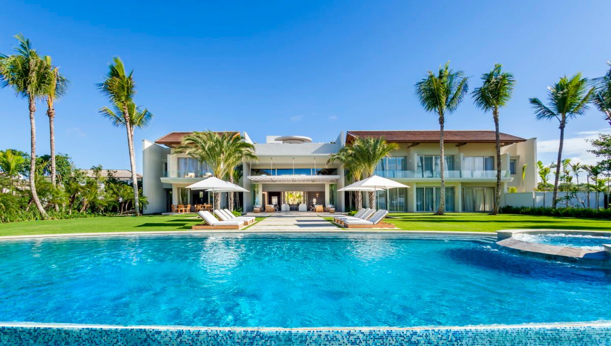 The villa seen across its infinity pool, Costamar Oceanfront Estate, Casa de Campo