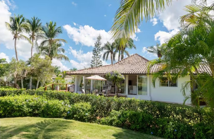 Villa exterior and garden under the palms, Four-Bedroom Golf Villa with Lake View, Casa de Campo