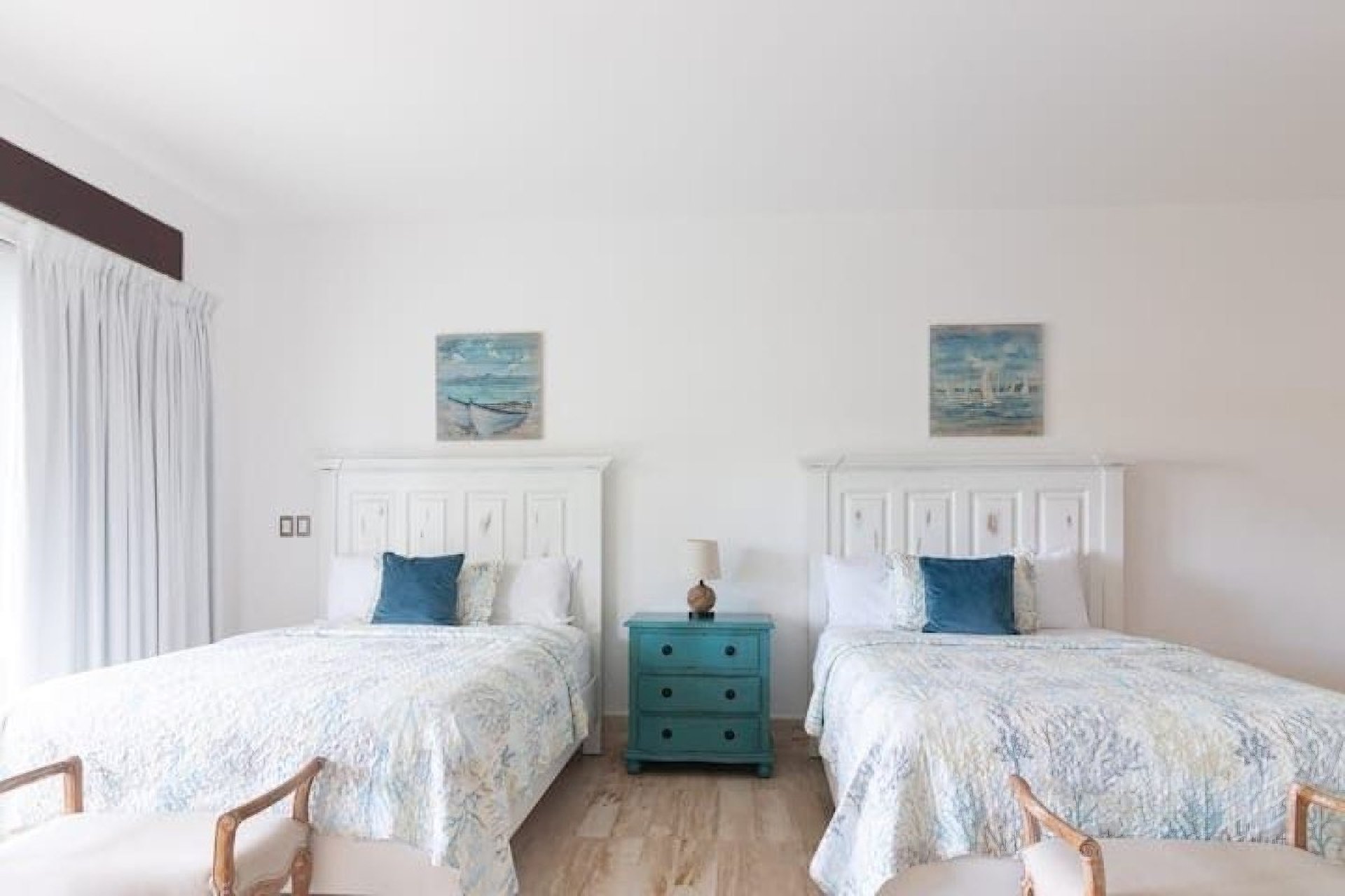 Bedroom with two queen beds at the 7BR Las Lomas Villa