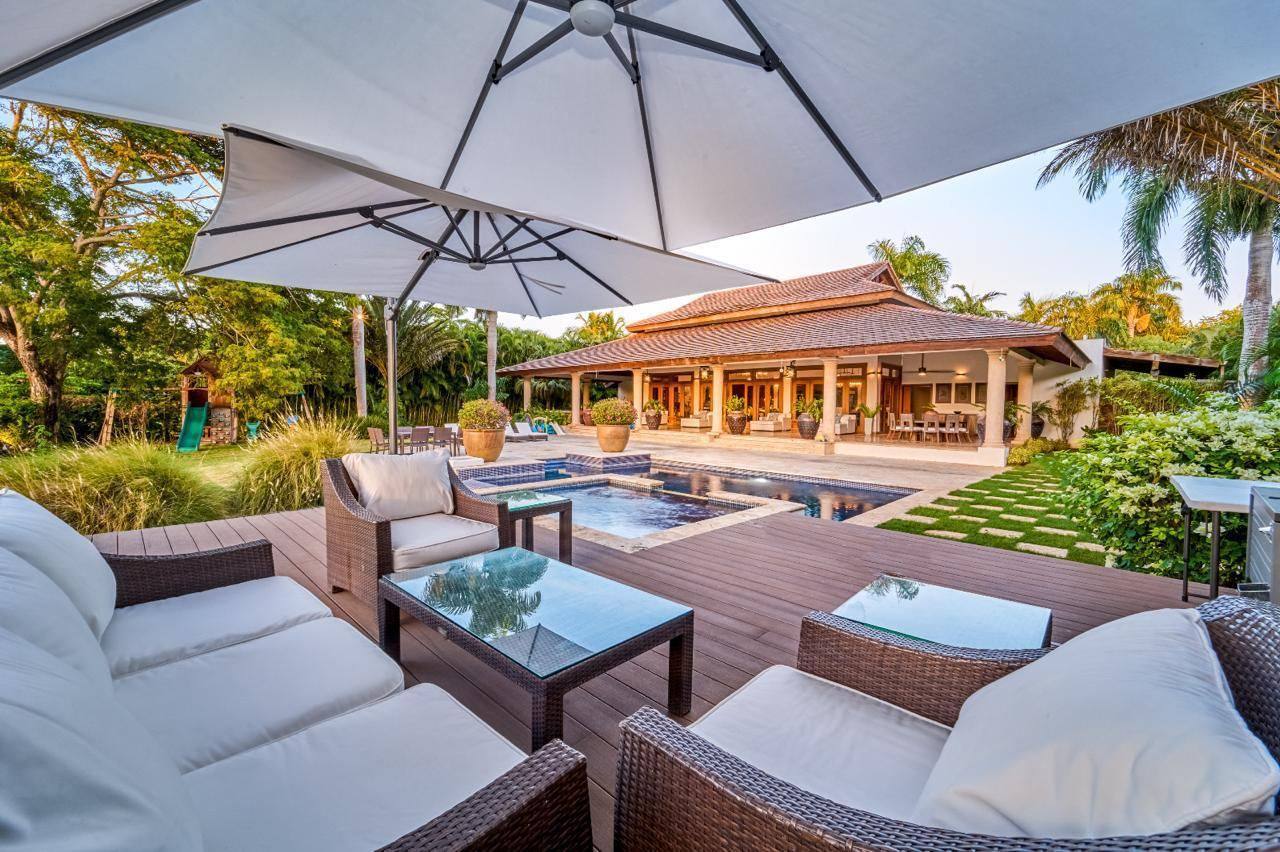 Las Palmas Tropical Estate