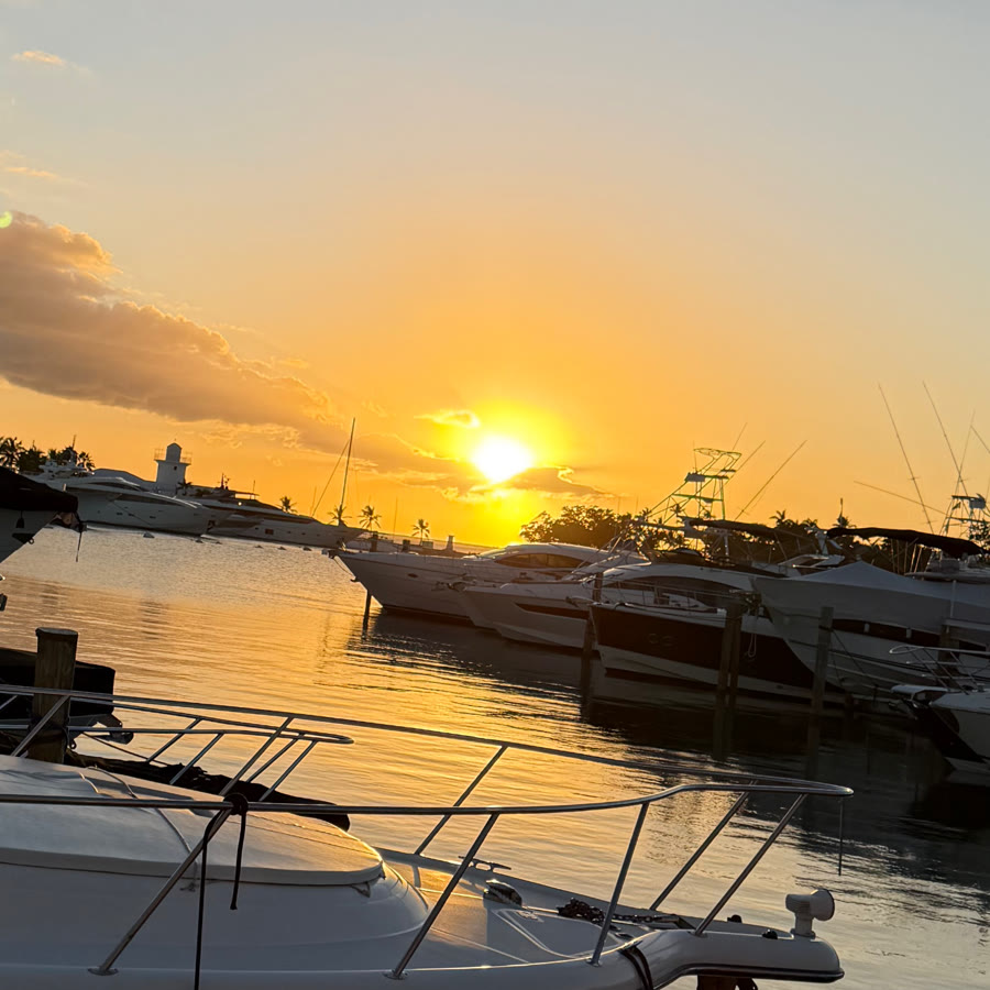 La hora dorada sobre la marina de Casa de Campo