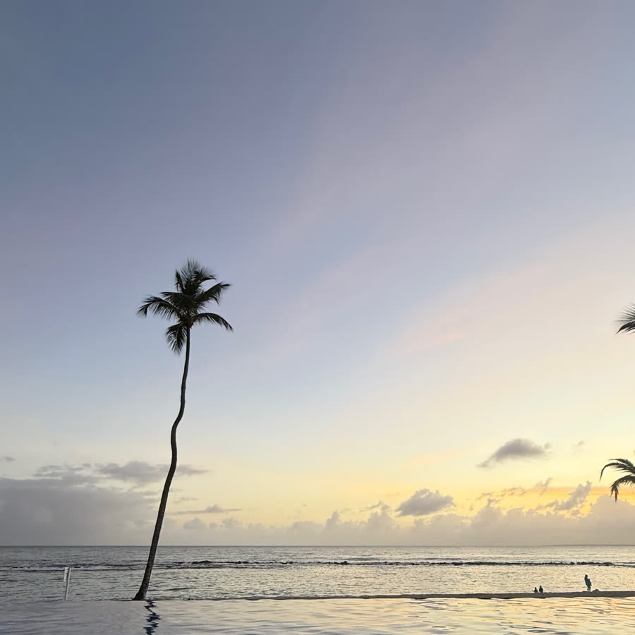 Piscina infinita que se une al mar al atardecer