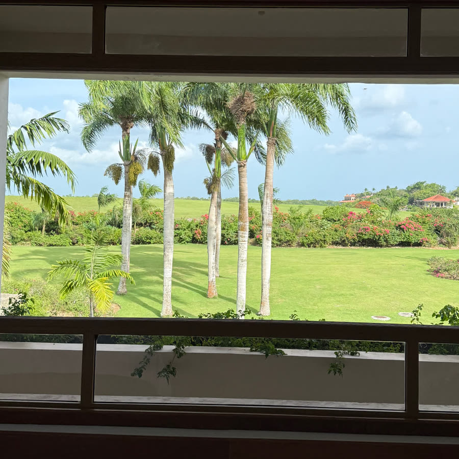 Vistas al campo de golf desde la terraza de una villa