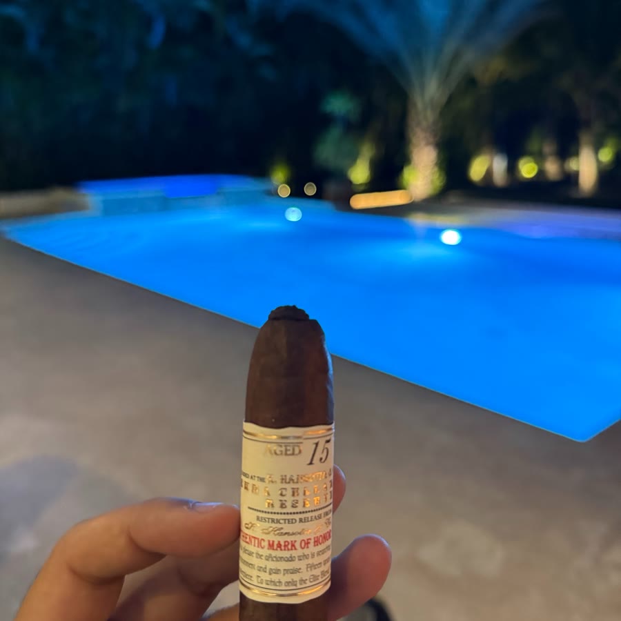 Atardecer junto a la piscina de una villa privada