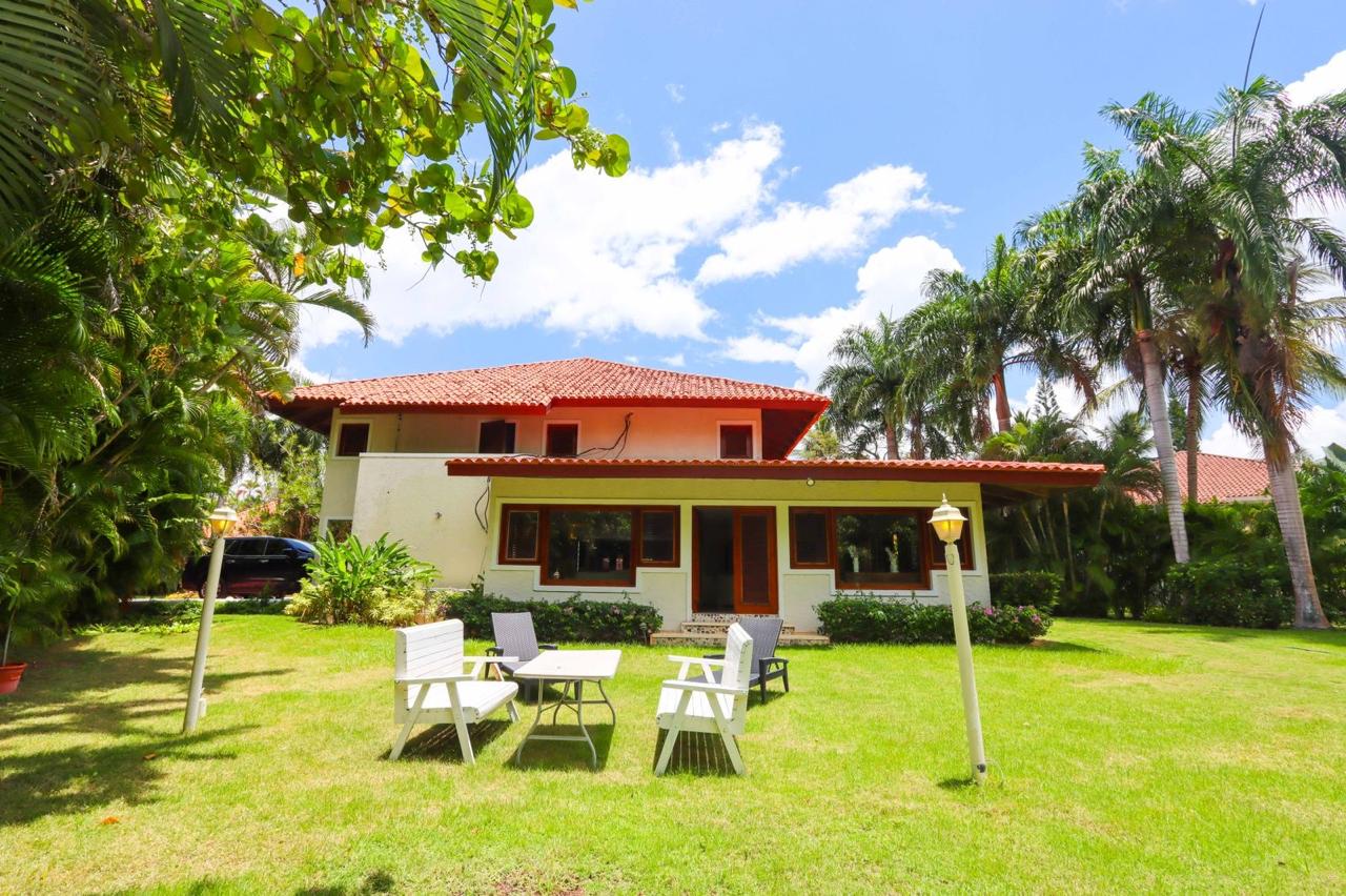 Los Limones Pool & Jacuzzi Villa · Pool and garden