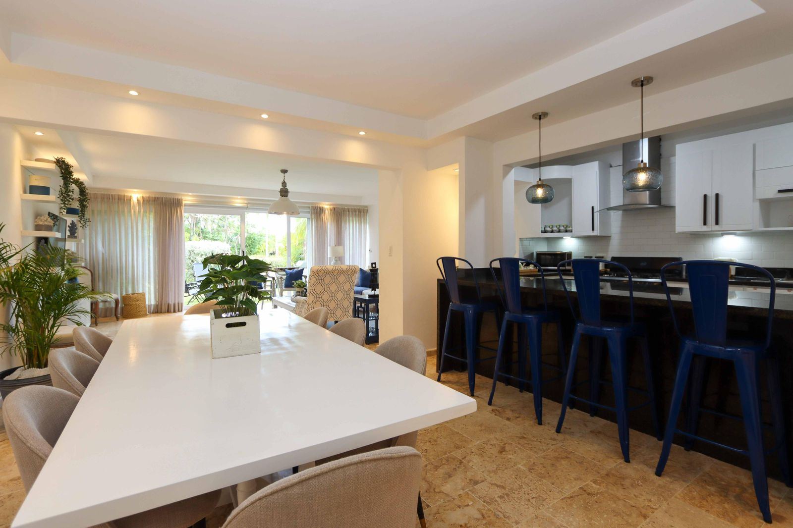Open dining room and kitchen bar at 2BR Los Altos Apt 3102