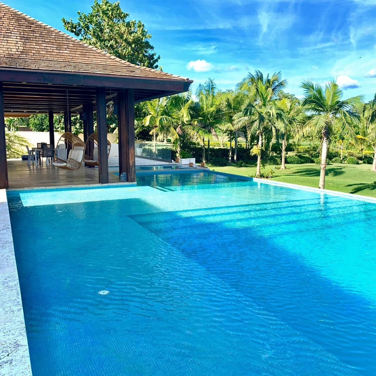Los Lagos pool and pergola