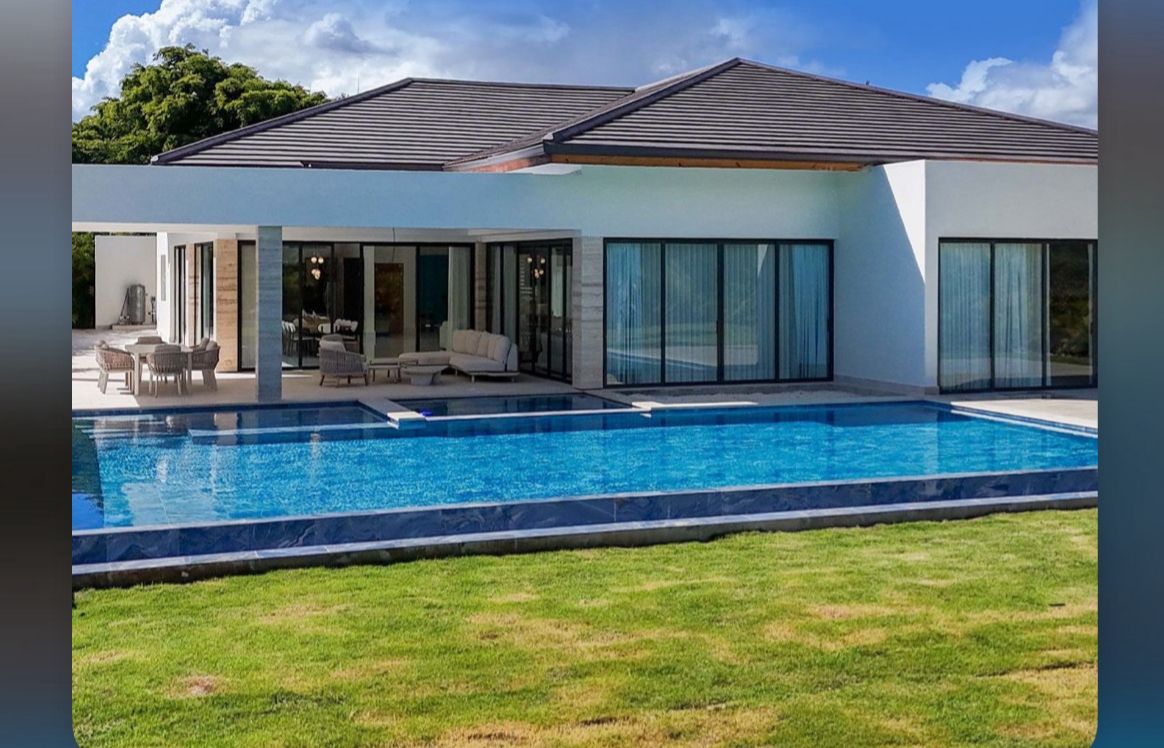 5BR Los Lagos Contemporary Estate — modern villa, private pool and lawn, Casa de Campo