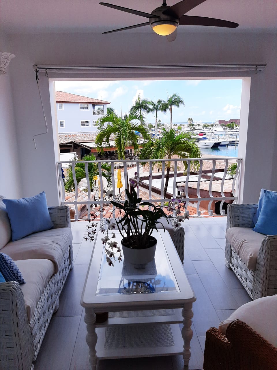 Marina Apartment with Roof Terrace — Dining