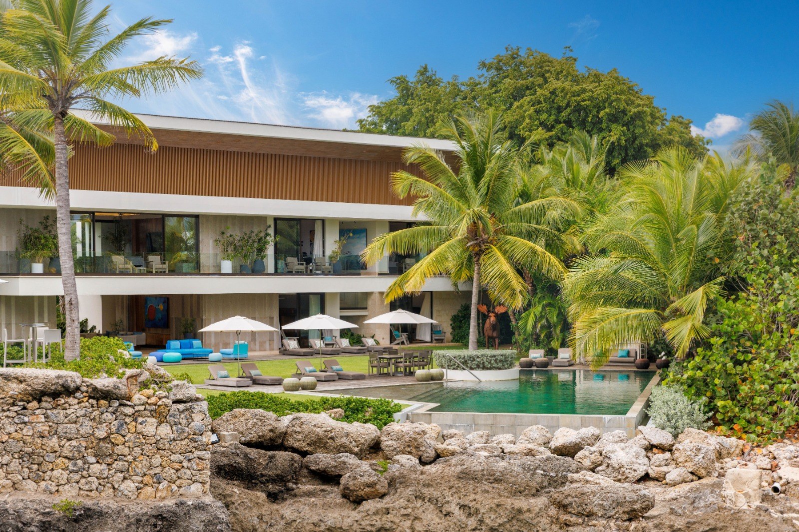 Punta Águila villa with its pool among palm trees, Casa de Campo