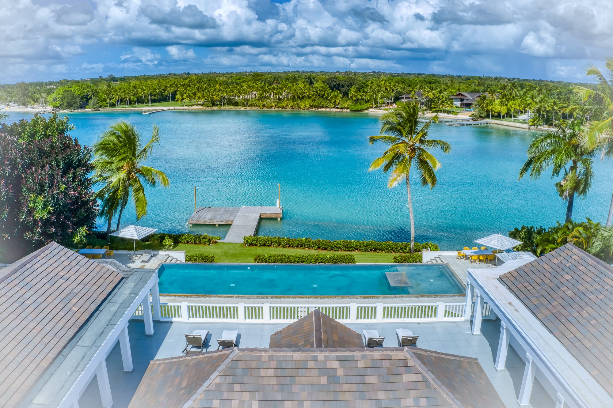Vista elevada de la piscina, el muelle y el agua, Punta Minitas Waterfront Estate, Casa de Campo
