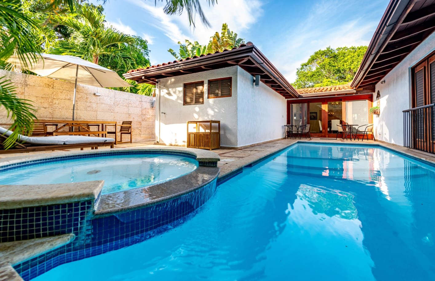 Villa de seis habitaciones con piscina y billar · Piscina y jardín