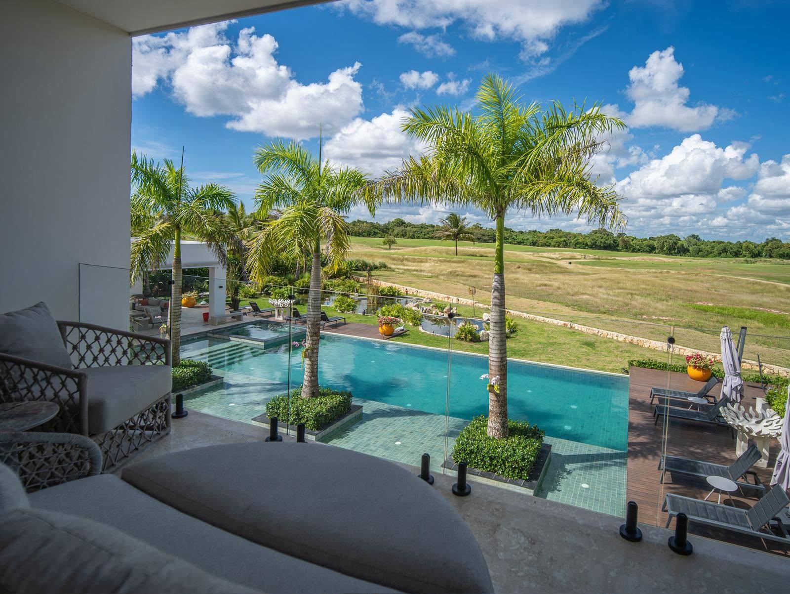 Upper terrace over the pool and the golf horizon