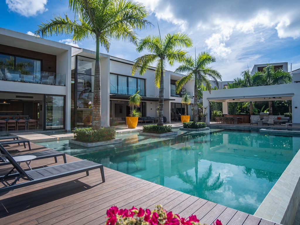 Pool deck with bougainvillea at Vista Lagos Private Estate