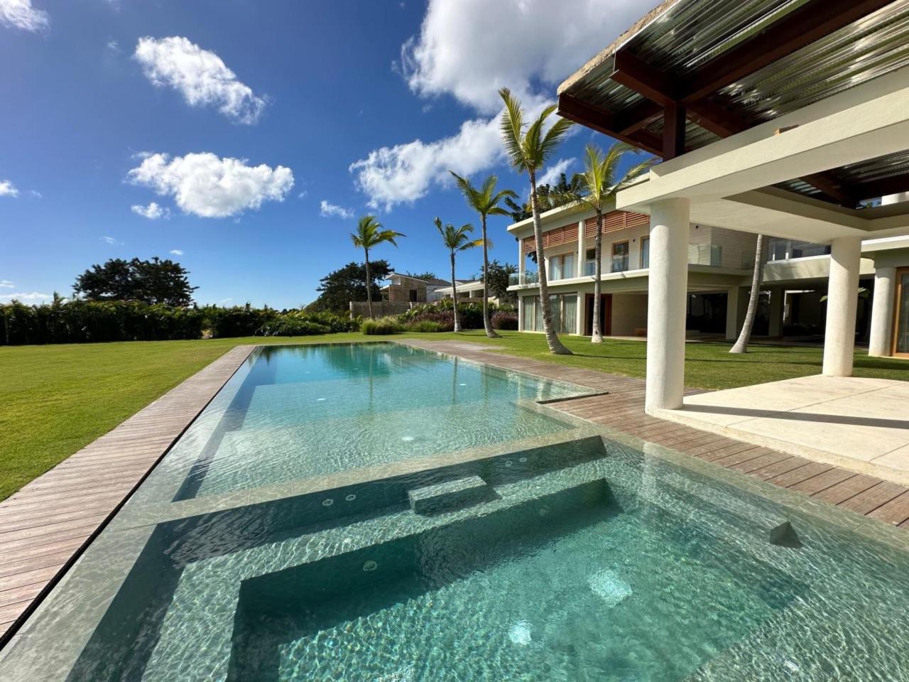 Pool, hot tub, villa and lawn, Vistamar Seven Bedroom Golf Villa, Casa de Campo