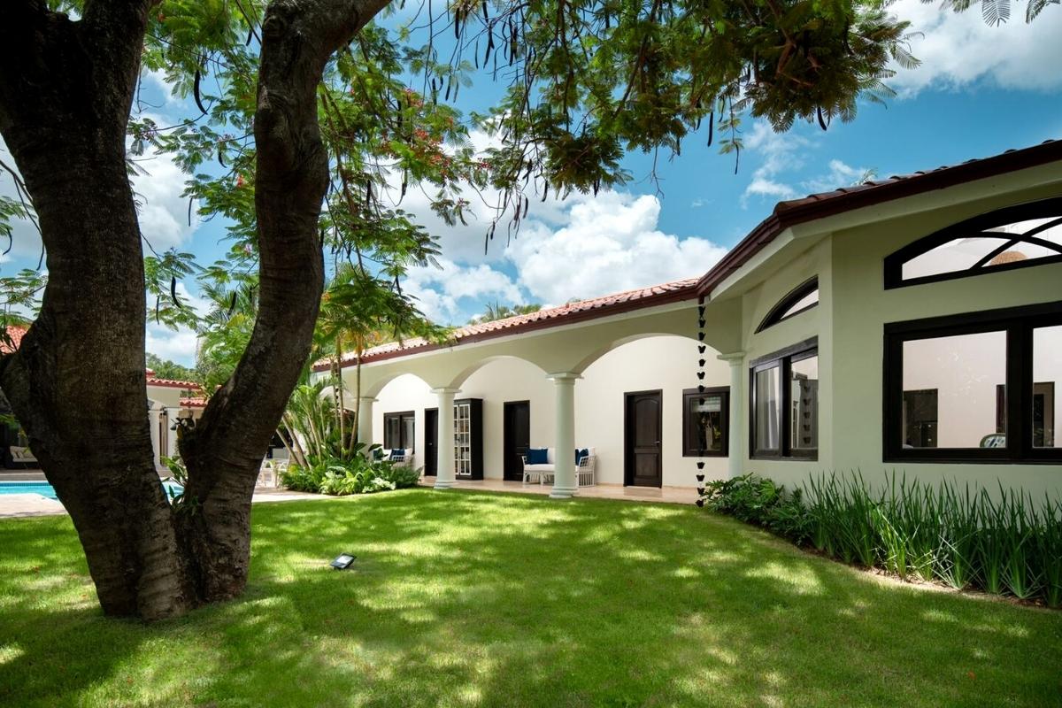 Exterior and garden of Vivero Garden Retreat
