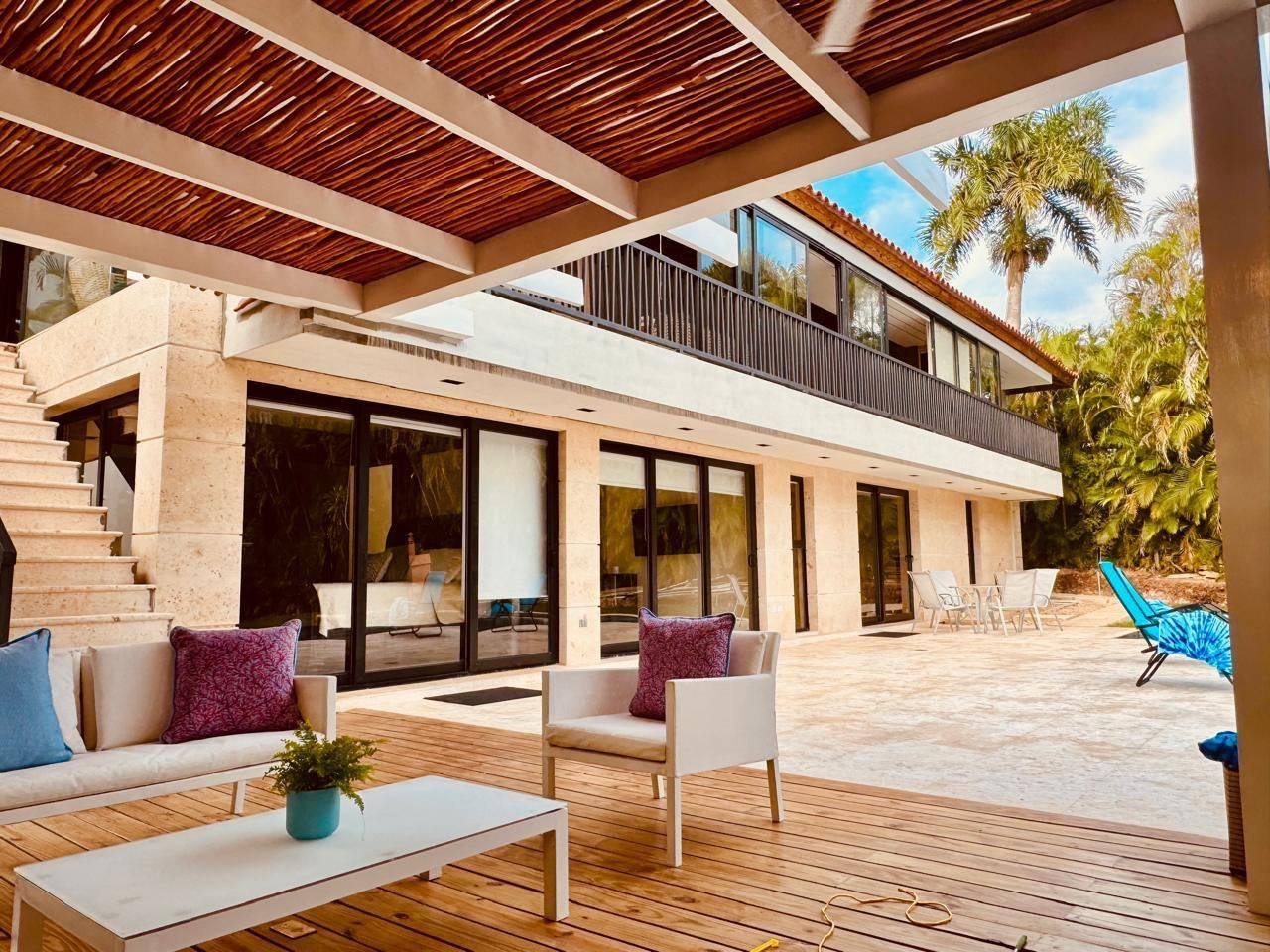 Sala exterior techada en la Villa Vivero Tropical Villa